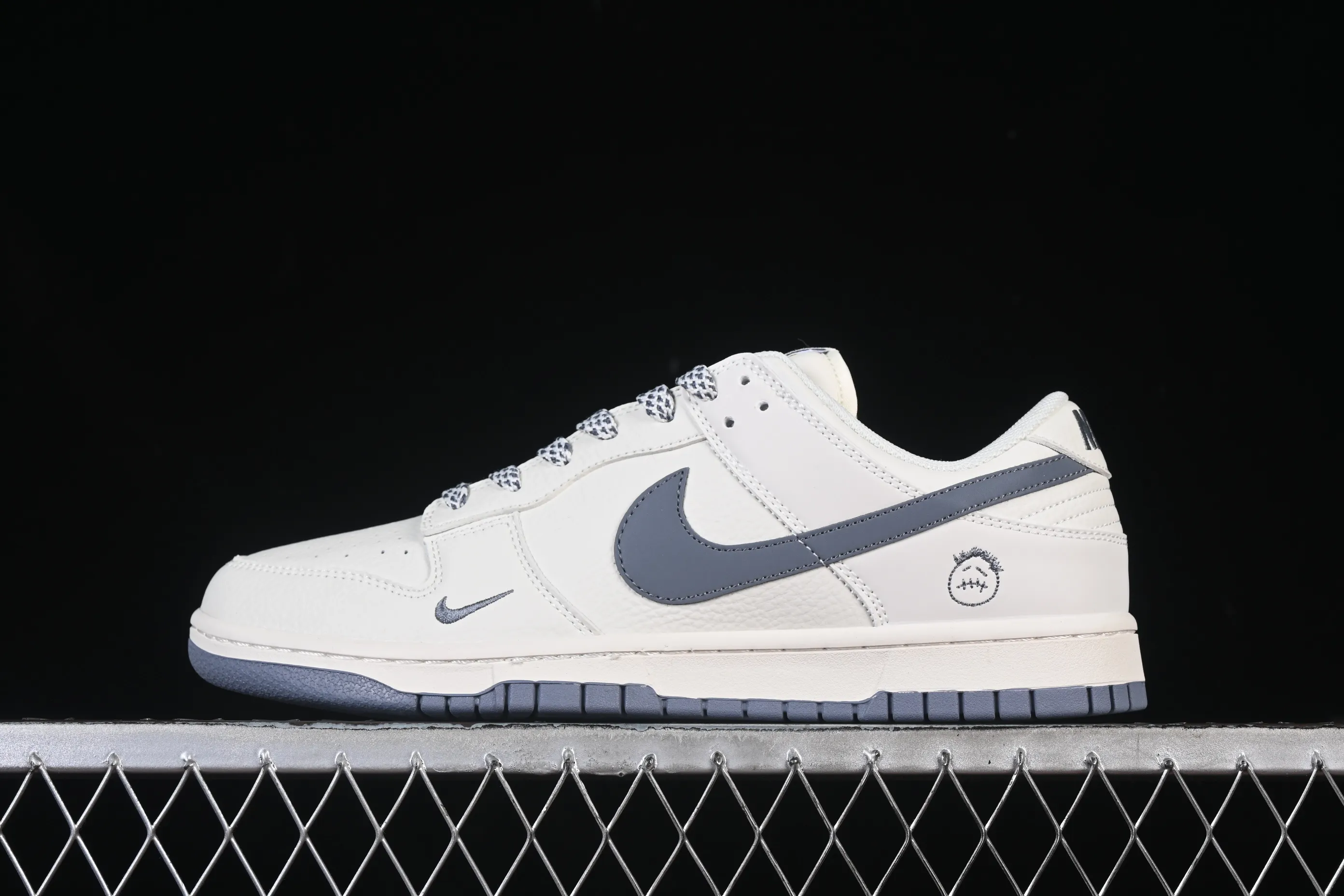 All categories Nk SB Dunk Series Nk SB Dunk Low High-end customized low-top sneakers Nike SB Dunk Low Gray hook grimace Anniversary high-end customized low-top casual sneakers CS1688-120